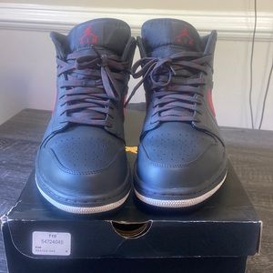 🚨🚨🚨 Air Jordan 1 mids size 13🚨🚨🚨